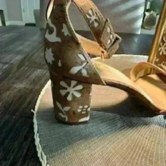 Coach‎ and Four Sandal - Picture 3 of 7